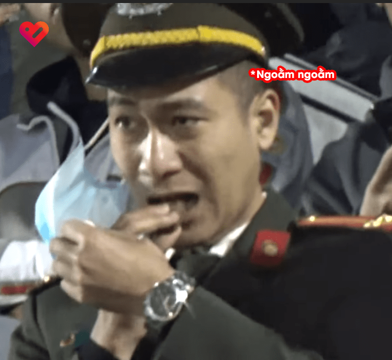 Hành động dễ thương của HLV Park Hang Seo: Chia thanh kẹo cho cán bộ an ninh ngồi cạnh ảnh 4