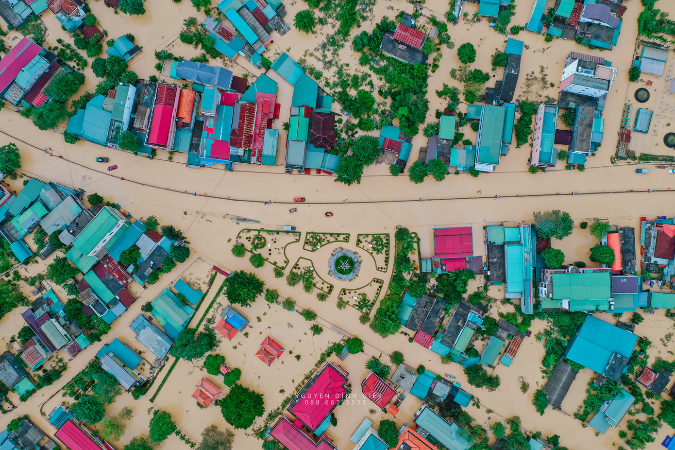 Chùm ảnh Quảng Trị ngập trong “biển” lũ chụp từ flycam: Thương lắm, miền Trung ơi! ảnh 11