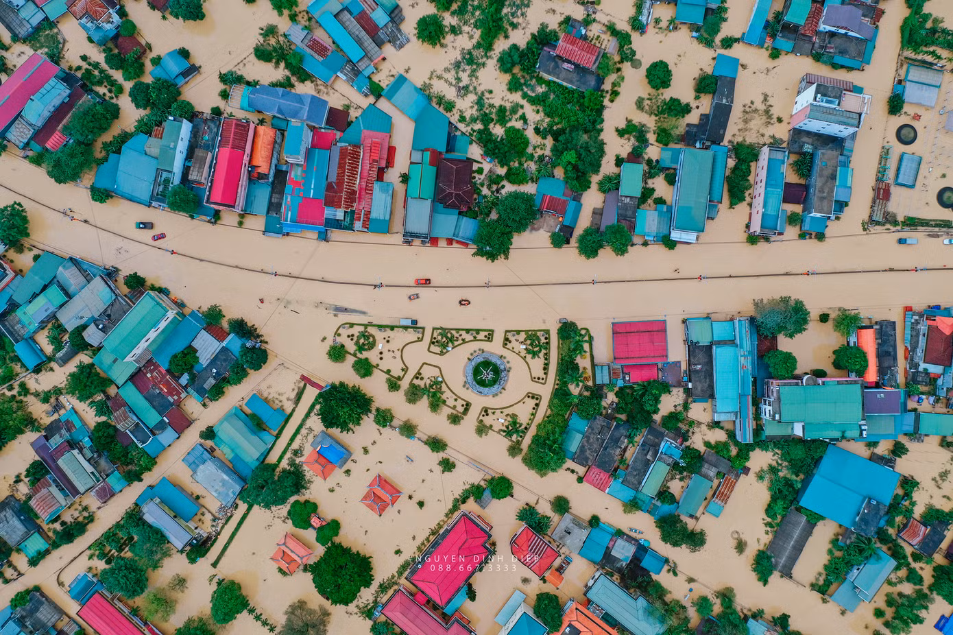 Chùm ảnh Quảng Trị ngập trong “biển” lũ chụp từ flycam: Thương lắm, miền Trung ơi! ảnh 11