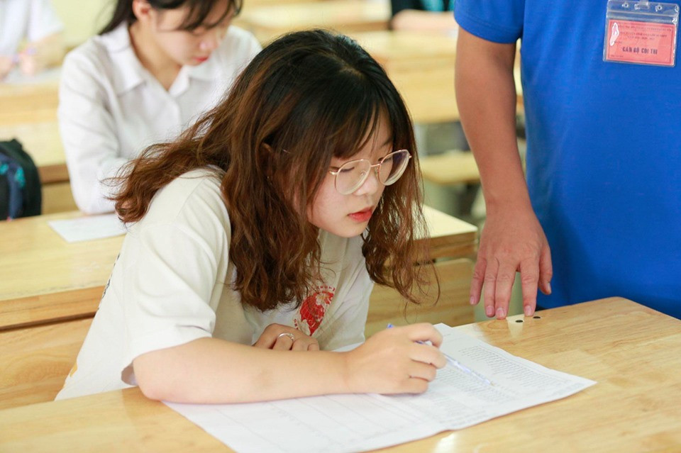 89.000 thí sinh Hà Nội đội nắng đến trường làm thủ tục thi lớp 10 ảnh 3