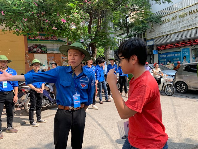 89.000 thí sinh Hà Nội đội nắng đến trường làm thủ tục thi lớp 10 ảnh 2