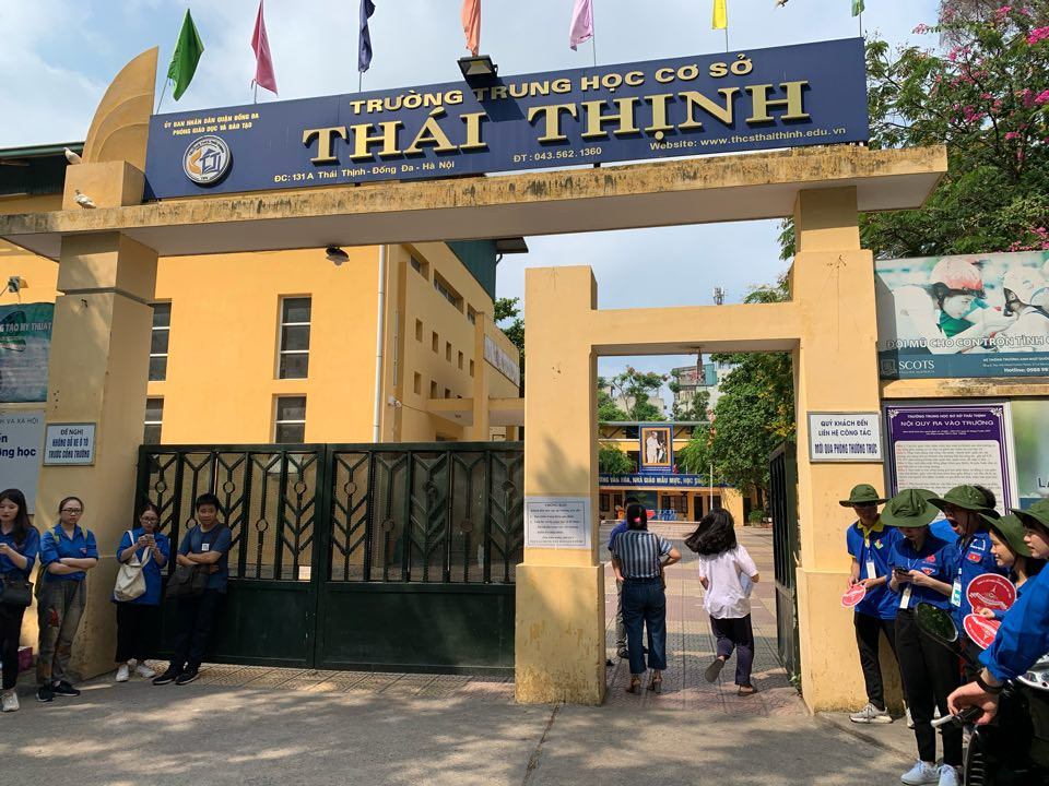 89.000 thí sinh Hà Nội đội nắng đến trường làm thủ tục thi lớp 10 ảnh 1