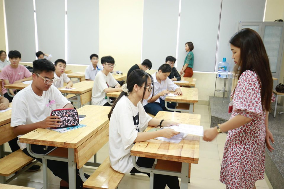 89.000 thí sinh Hà Nội đội nắng đến trường làm thủ tục thi lớp 10 ảnh 5