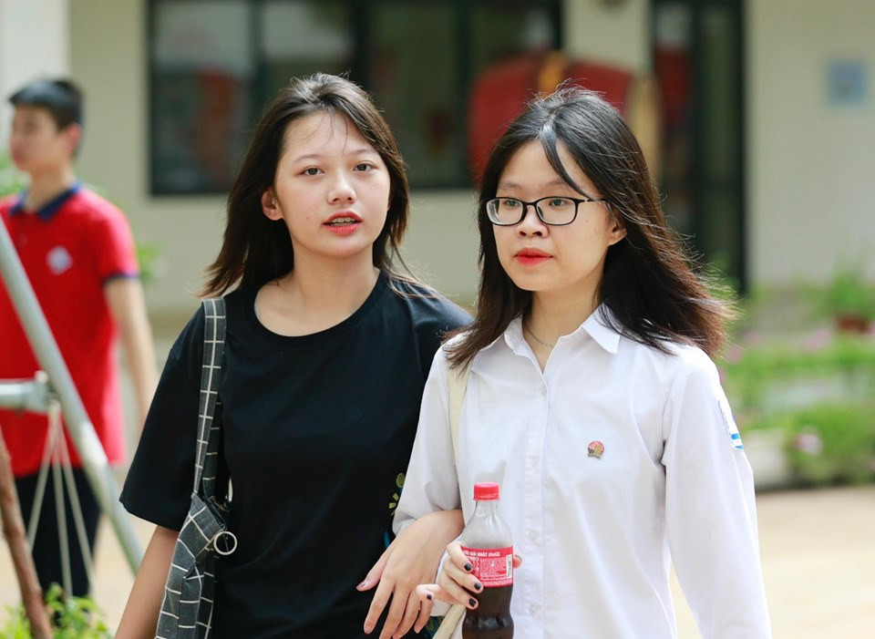 89.000 thí sinh Hà Nội đội nắng đến trường làm thủ tục thi lớp 10 ảnh 7