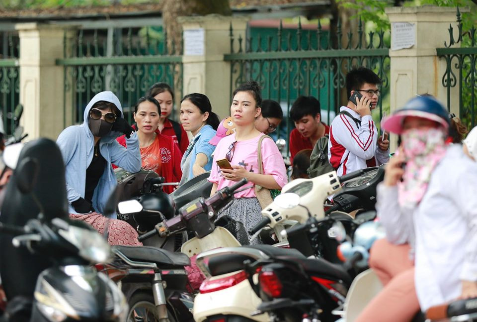 89.000 thí sinh Hà Nội đội nắng đến trường làm thủ tục thi lớp 10 ảnh 12