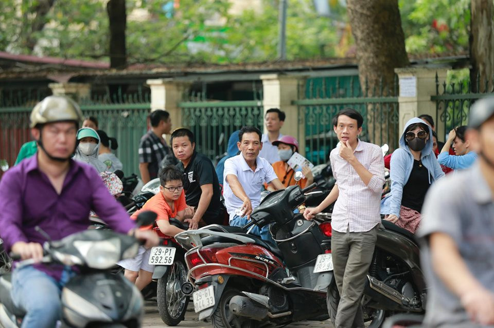 89.000 thí sinh Hà Nội đội nắng đến trường làm thủ tục thi lớp 10 ảnh 11