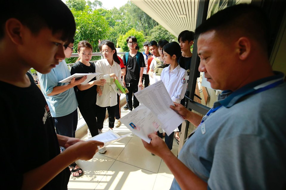 89.000 thí sinh Hà Nội đội nắng đến trường làm thủ tục thi lớp 10 ảnh 4