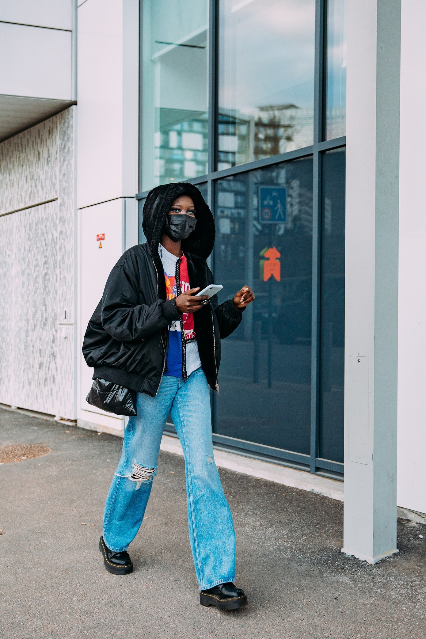 Mặc gì để vừa hợp dáng vừa trendy nhất năm nay? Chọn liền quần denim ống rộng! ảnh 4