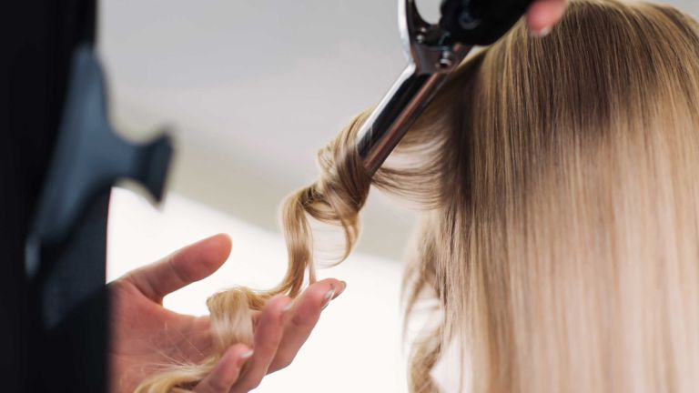 Làm đẹp đón Tết: Tự làm tóc xoăn sóng to vào nếp ngay tại nhà đẹp như ở ngoài tiệm ảnh 4