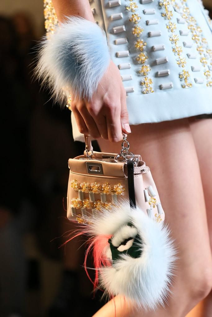 Vì sao những chiếc túi xách trên thế giới đang bé xíu lại, đến mức thành mặt dây chuyền? ảnh 4