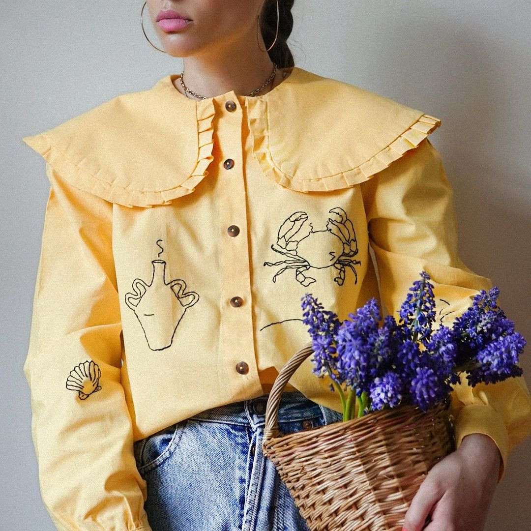 Xu hướng cổ áo bản lớn dự đoán sẽ lên ngôi mùa Xuân - Hè này, mặc nó thế nào để đẹp nhất? ảnh 1