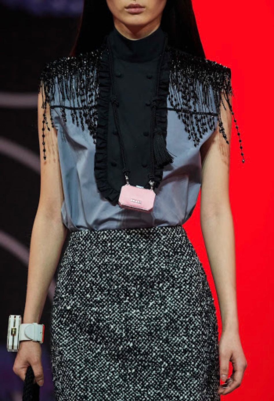 Vì sao những chiếc túi xách trên thế giới đang bé xíu lại, đến mức thành mặt dây chuyền? ảnh 6