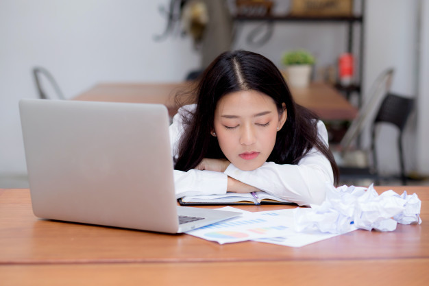Nếu mệt mỏi bạn nên tìm một chỗ có thể nằm xuống đàng hoàng để nhắm mắt nghỉ lưng. Những thói quen tưởng vô thưởng vô phạt nhưng lại vô tình trừ điểm sức khỏe của bạn ảnh 4