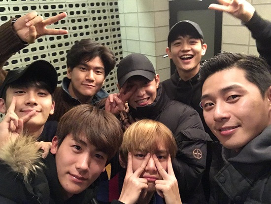 Muốn “cua” chàng, ủ mưu chinh phục hội anh em cây khế của chàng ngay! ảnh 1