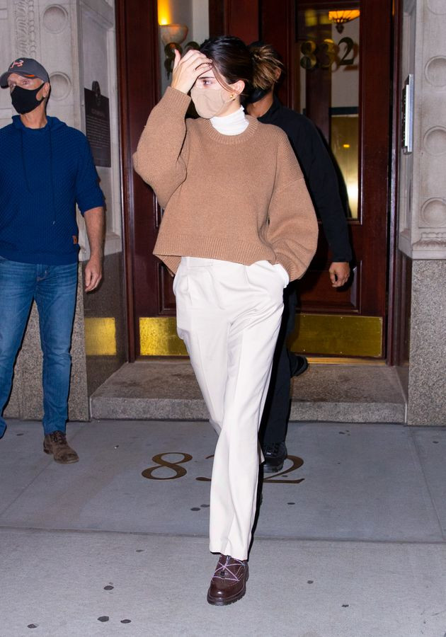 Ngắm outfit dạo phố cuối tuần của Kendall Jenner, biết luôn xu hướng nào sắp lên ngôi ảnh 5