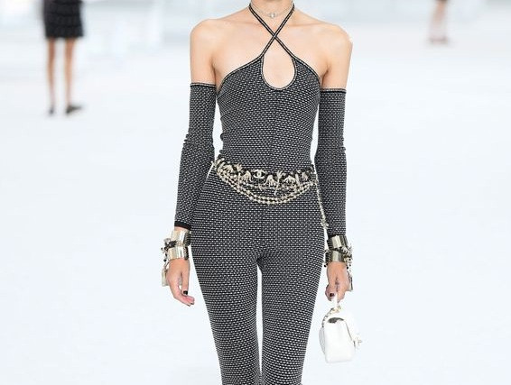 Body suit sắp tới sẽ "phá đảo", bạn có nghĩ vậy không? Từ bộ sưu tập Xuân Hè 2021 của Chanel, điểm danh 10 xu hướng thời trang sẽ lên ngôi ảnh 4