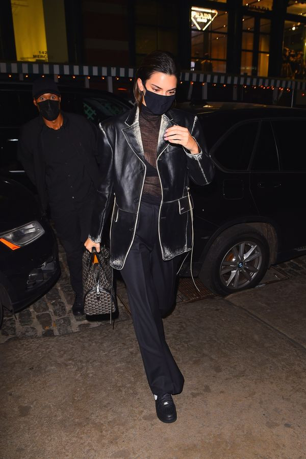 Ngắm outfit dạo phố cuối tuần của Kendall Jenner, biết luôn xu hướng nào sắp lên ngôi ảnh 2