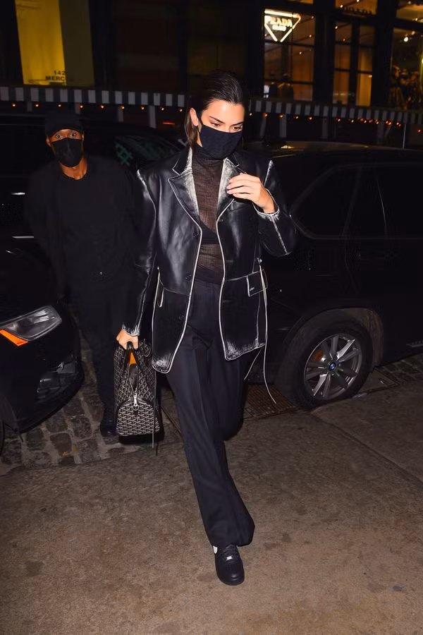 Ngắm outfit dạo phố cuối tuần của Kendall Jenner, biết luôn xu hướng nào sắp lên ngôi ảnh 2