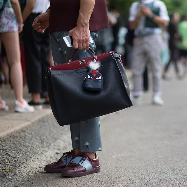 Vì sao những chiếc túi xách trên thế giới đang bé xíu lại, đến mức thành mặt dây chuyền? ảnh 10