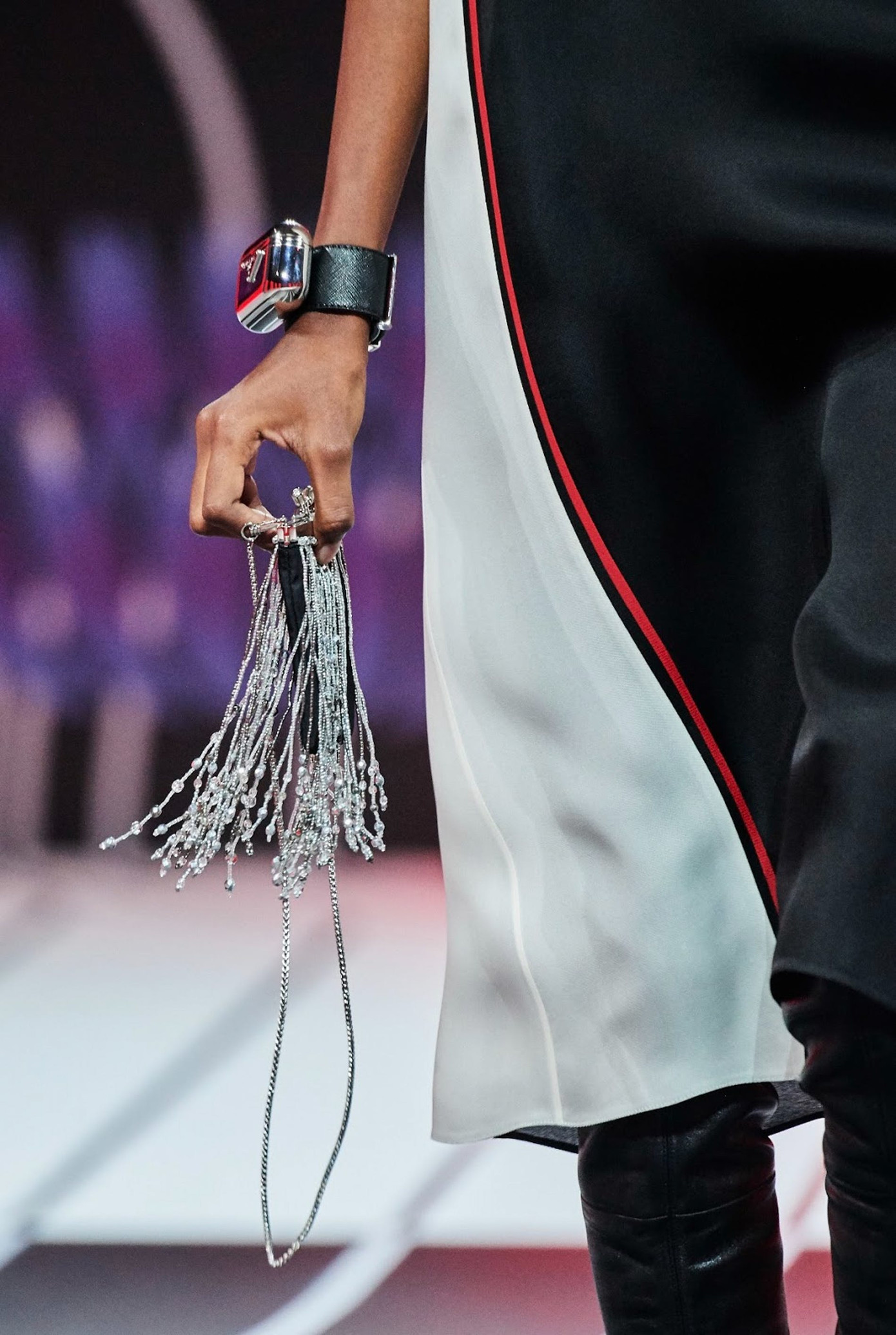 Vì sao những chiếc túi xách trên thế giới đang bé xíu lại, đến mức thành mặt dây chuyền? ảnh 9