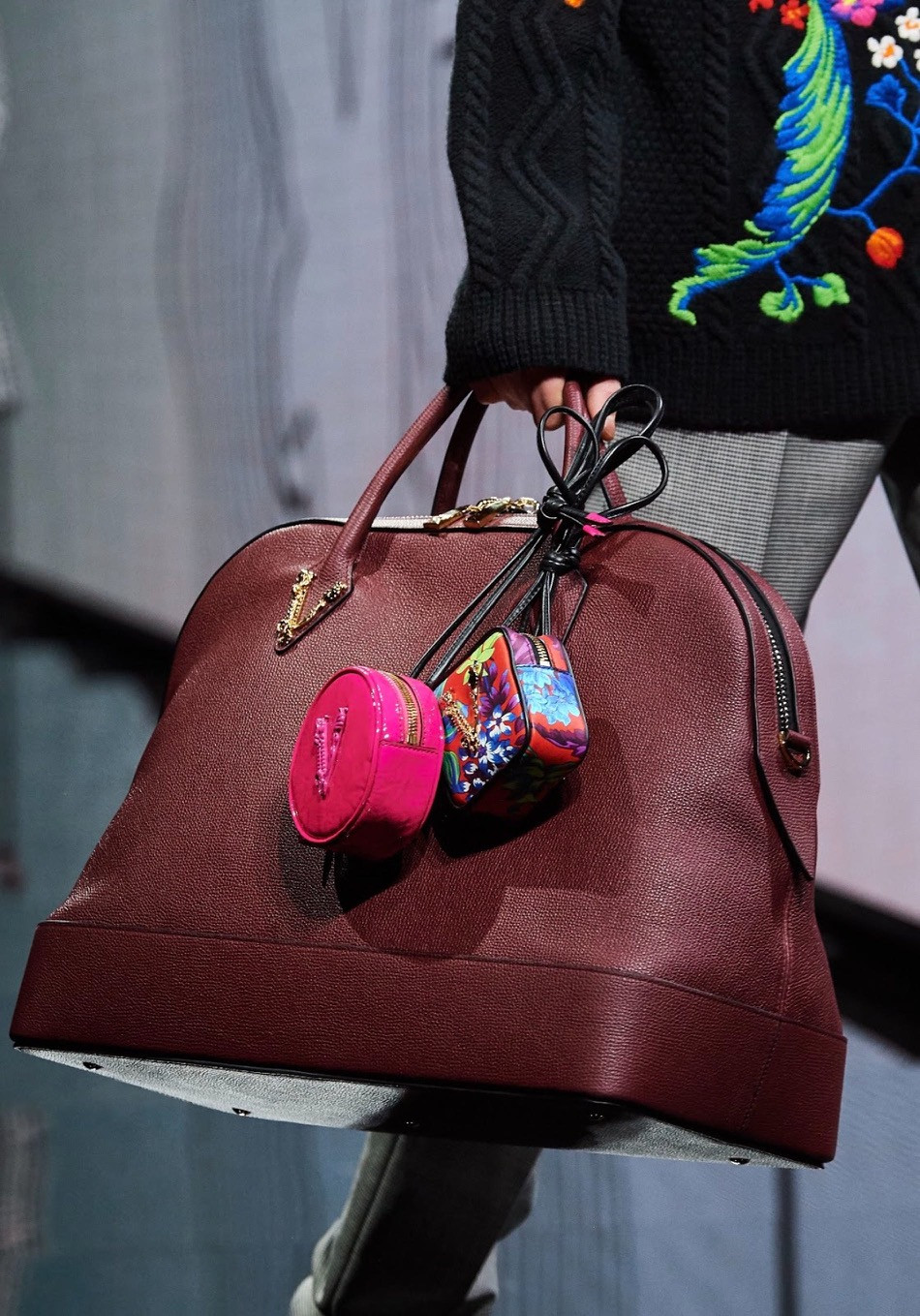 Vì sao những chiếc túi xách trên thế giới đang bé xíu lại, đến mức thành mặt dây chuyền? ảnh 8