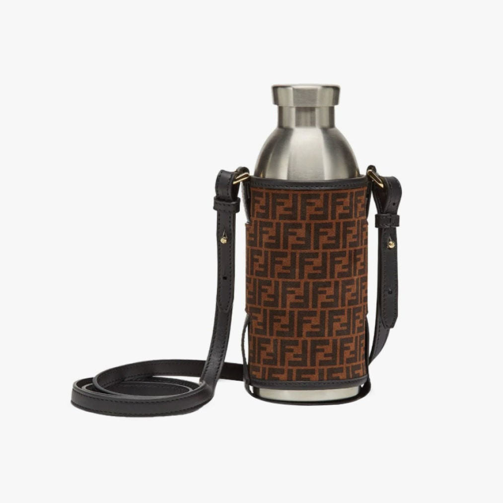 Fendi, Marine Serre, Alyx và Givenchy là một trong số ít các nhà thiết kế đã cho những chiếc túi đựng chai nước lên sàn diễn. Các nhà mốt đua nhau cho ra mắt túi giữ bình nước, liệu có đáng bỏ tiền ra mua? ảnh 3