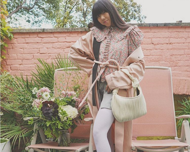 Xu hướng cổ áo bản lớn dự đoán sẽ lên ngôi mùa Xuân - Hè này, mặc nó thế nào để đẹp nhất? ảnh 3