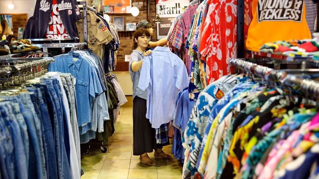 Quên những gì bạn từng nghĩ về đồ “si-đa” đi, xu hướng mua sắm của Gen Z giờ là “săn hàng vintage“ ảnh 1