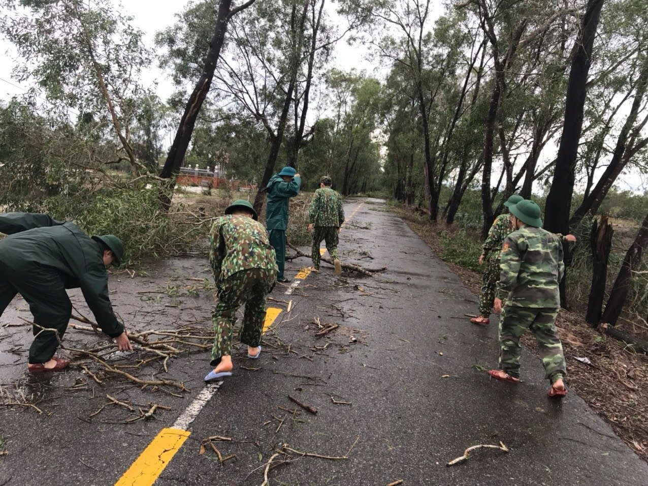 Sóng biển cao 2-3m vượt bờ kè, đánh tan hàng quán ở Cửa Tùng ảnh 3