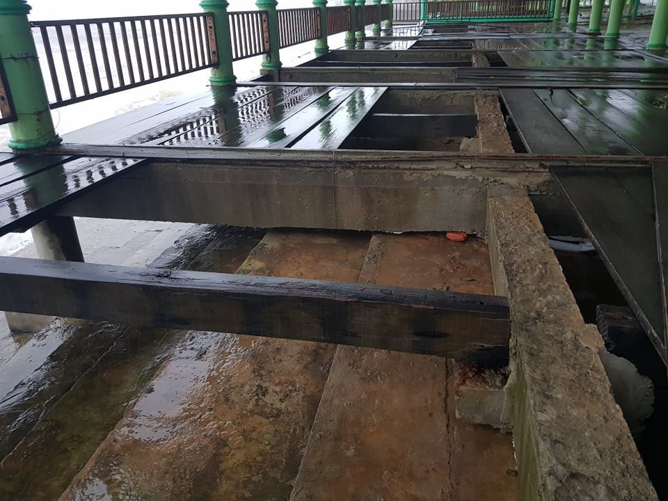 Sóng biển cao 2-3m vượt bờ kè, đánh tan hàng quán ở Cửa Tùng ảnh 2