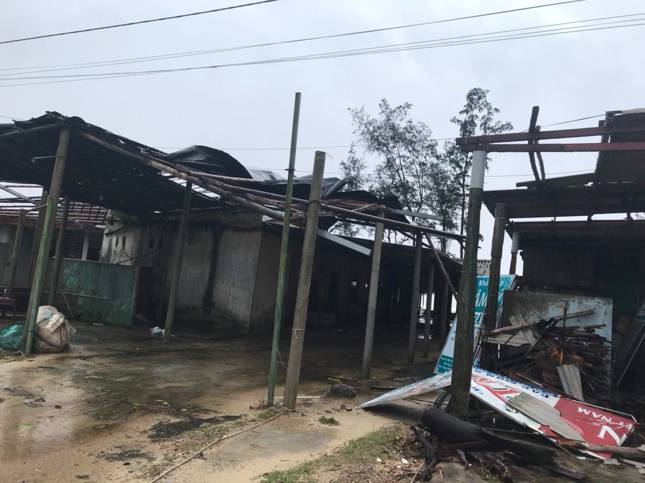 Sóng biển cao 2-3m vượt bờ kè, đánh tan hàng quán ở Cửa Tùng ảnh 1