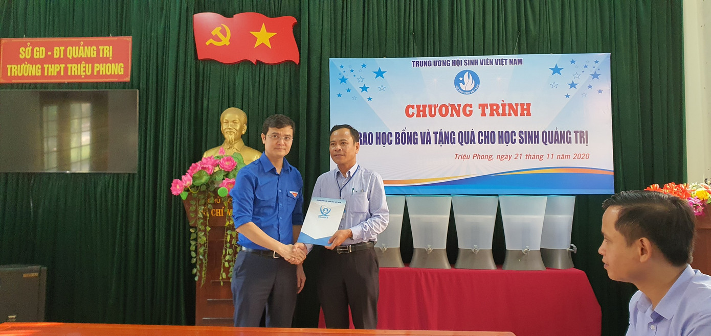 TƯ Đoàn thăm, tặng quà học sinh, sinh viên và người dân vùng lũ ảnh 10