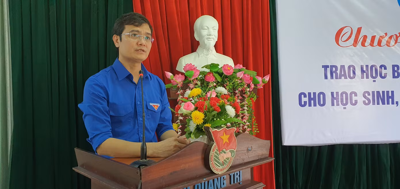 TƯ Đoàn thăm, tặng quà học sinh, sinh viên và người dân vùng lũ ảnh 7