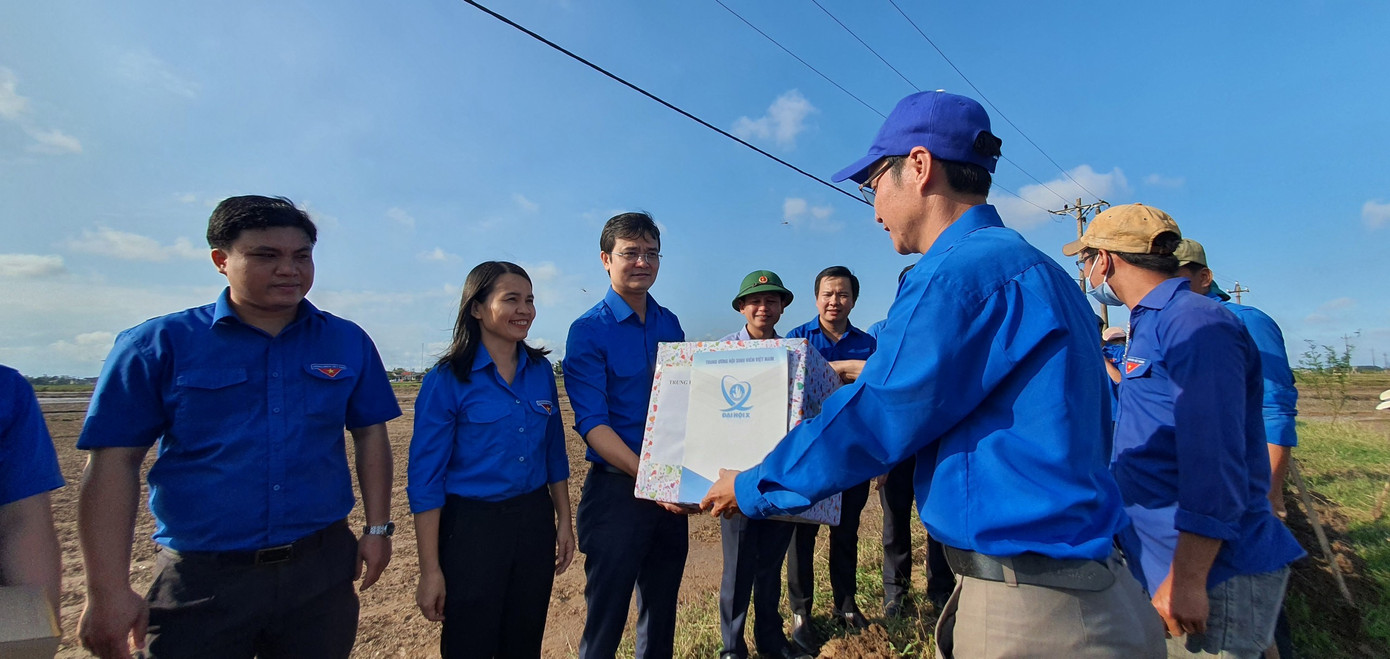 TƯ Đoàn thăm, tặng quà học sinh, sinh viên và người dân vùng lũ ảnh 5