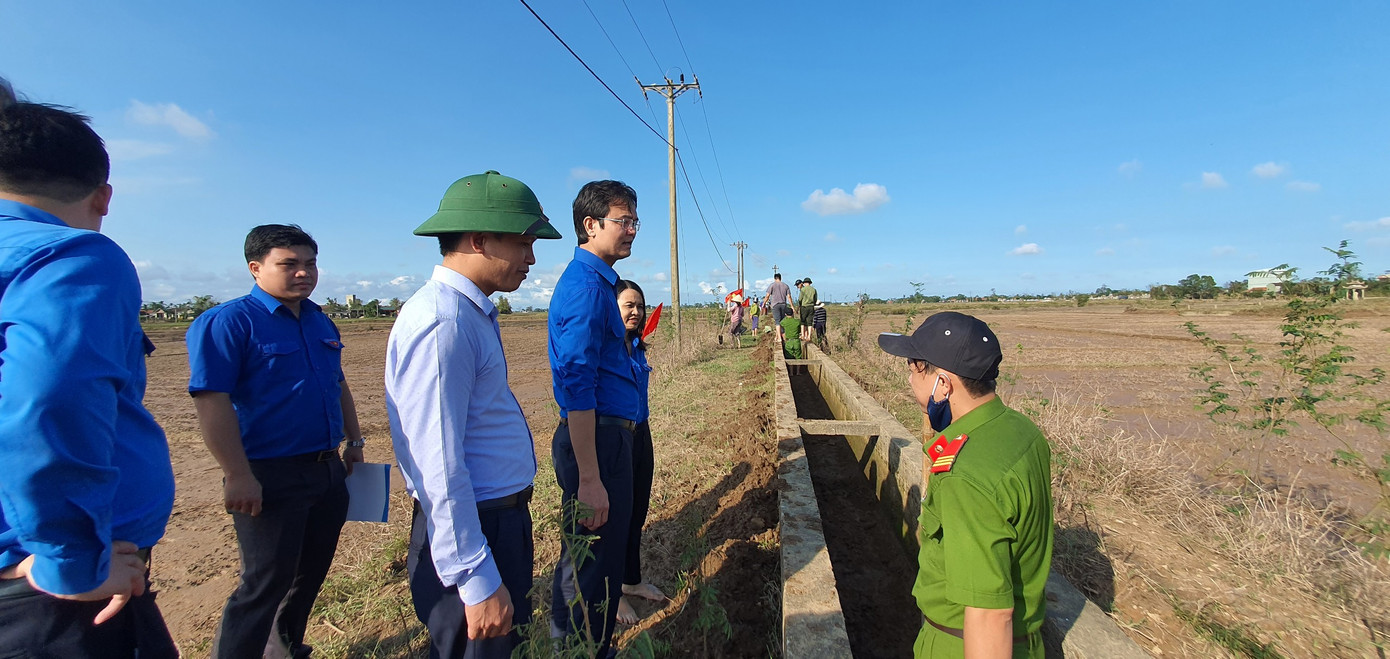TƯ Đoàn thăm, tặng quà học sinh, sinh viên và người dân vùng lũ ảnh 9