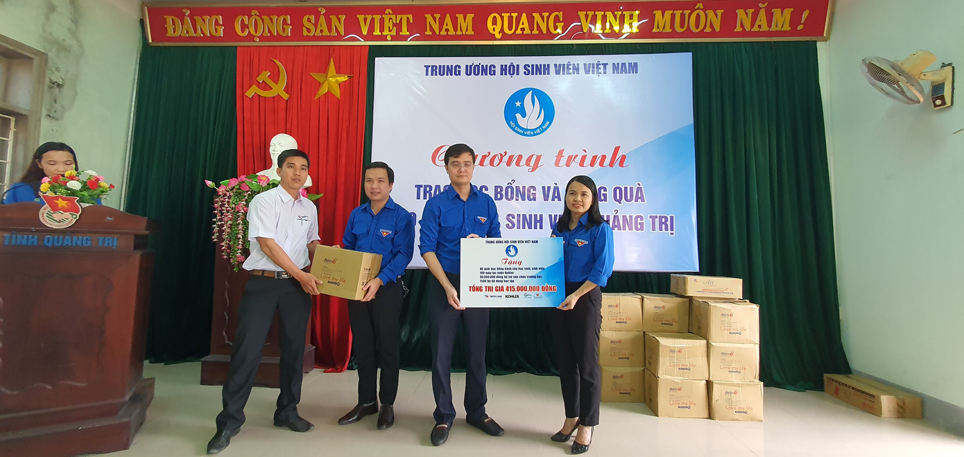 TƯ Đoàn thăm, tặng quà học sinh, sinh viên và người dân vùng lũ ảnh 15