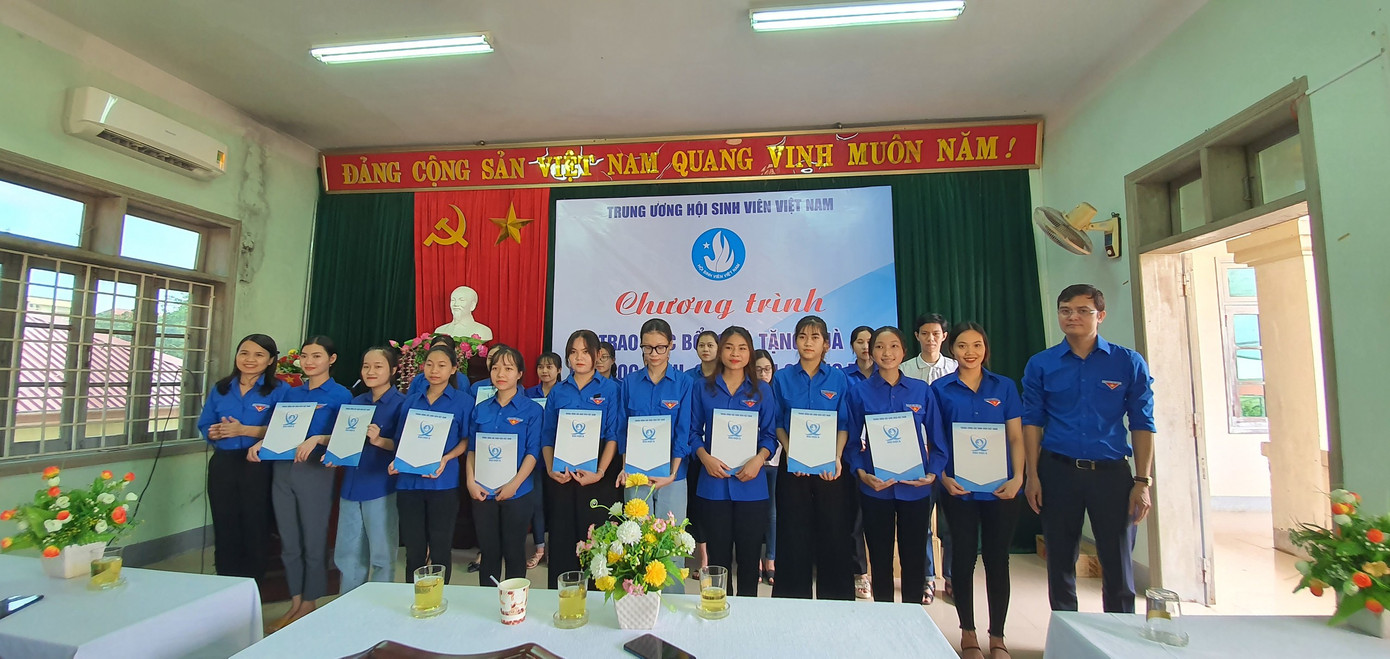 TƯ Đoàn thăm, tặng quà học sinh, sinh viên và người dân vùng lũ ảnh 16