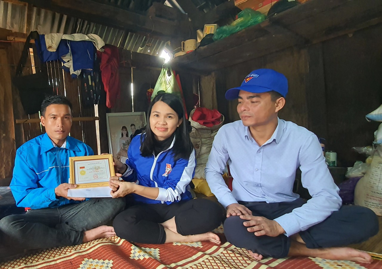 T.Ư Đoàn trao huy hiệu 'Tuổi trẻ dũng cảm' cho thanh niên cứu 3 phụ nữ bị lũ cuốn ảnh 3