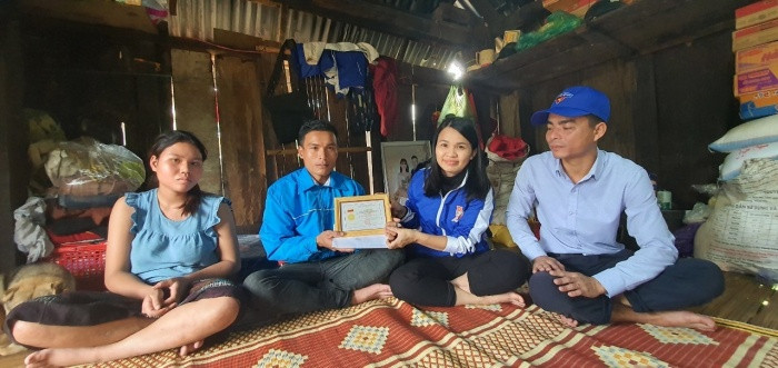 T.Ư Đoàn trao huy hiệu 'Tuổi trẻ dũng cảm' cho thanh niên cứu 3 phụ nữ bị lũ cuốn ảnh 1