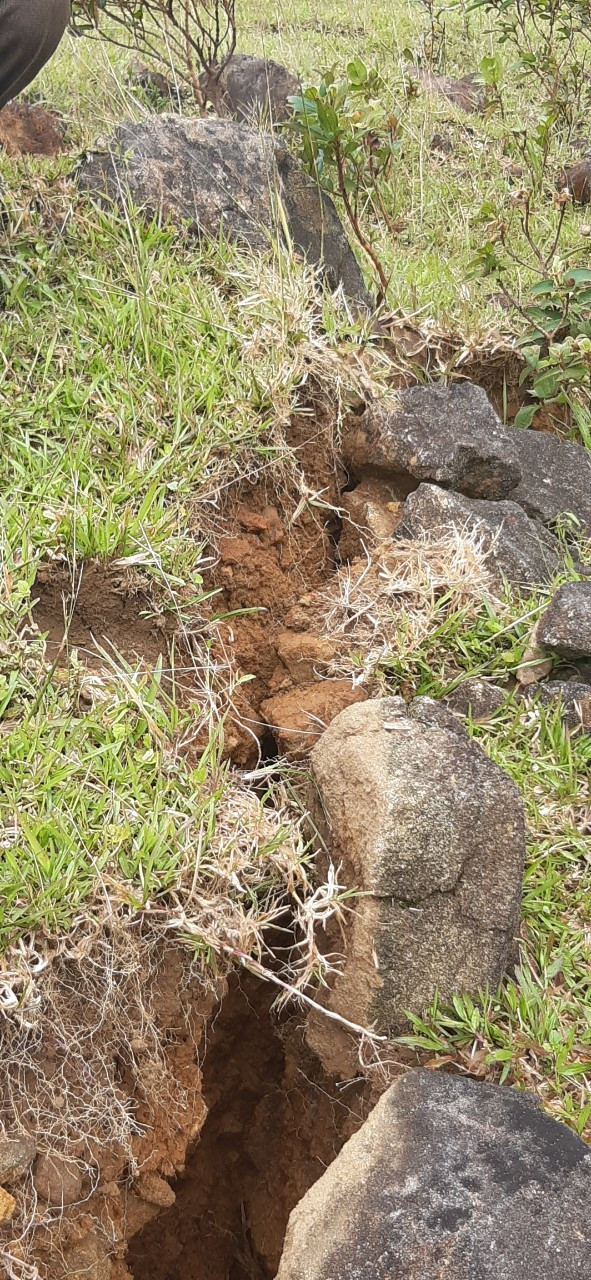 Đưa hàng trăm người dân đến nơi ở mới vì núi xuất hiện vết nứt nguy hiểm ảnh 2