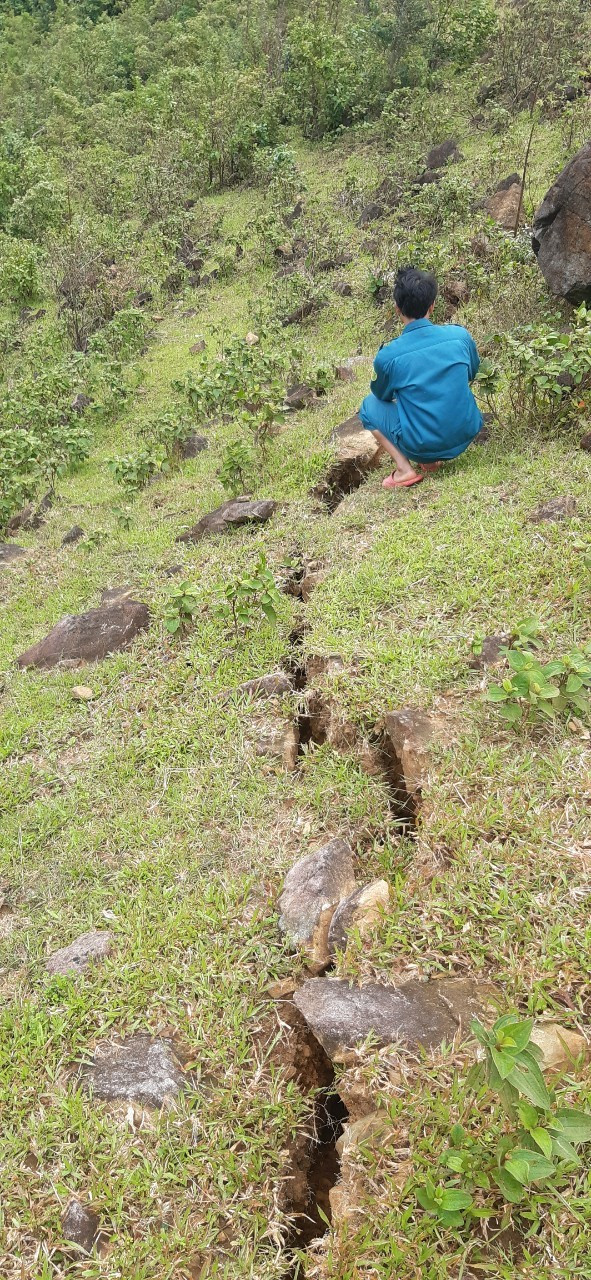 Đưa hàng trăm người dân đến nơi ở mới vì núi xuất hiện vết nứt nguy hiểm ảnh 1