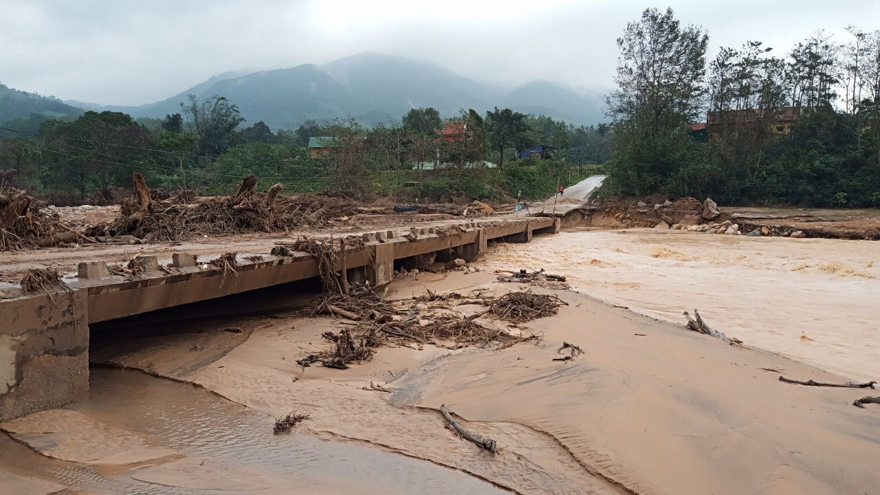 T.Ư Đoàn trao huy hiệu 'Tuổi trẻ dũng cảm' cho thanh niên cứu 3 phụ nữ bị lũ cuốn ảnh 2
