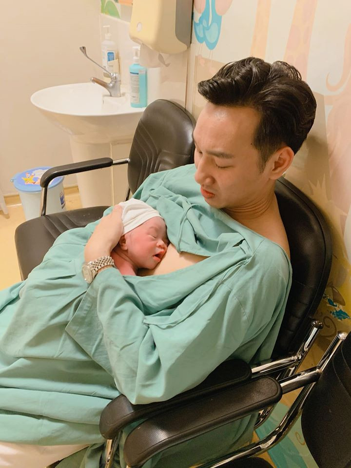 Thành Trung đón cặp song sinh vào đúng thời điểm U22 Việt Nam vô địch SEA Games ảnh 4