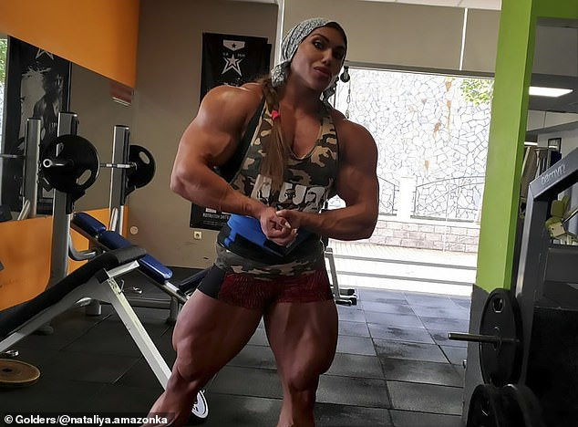 Chồng hơn 14 tuổi hết mực yêu thương vợ có thể hình siêu lực lưỡng ảnh 3