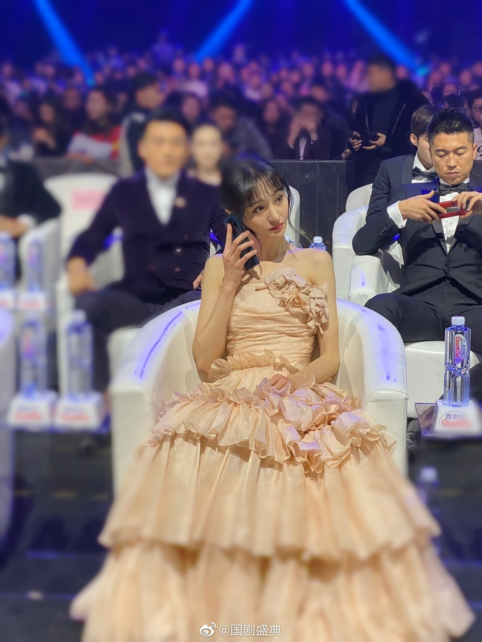 ‘Giật mình’ với thân hình gầy gò, chiếc mũi nhọn hoắt của Trịnh Sảng ảnh 8