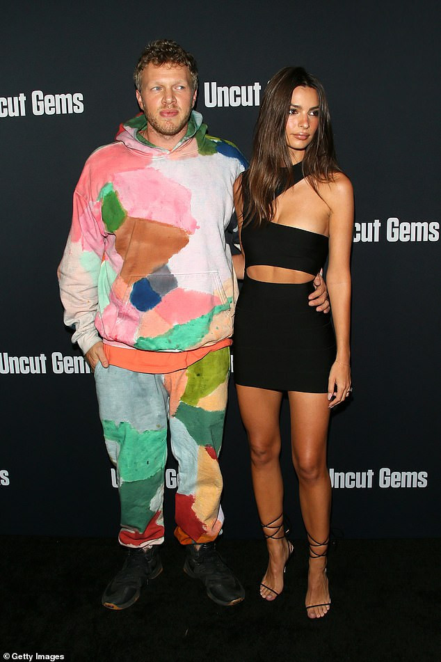 Siêu mẫu nội y mặc táo bạo, gây sốc khi viết từ chửi 'trùm' Hollywood lên tay ảnh 1