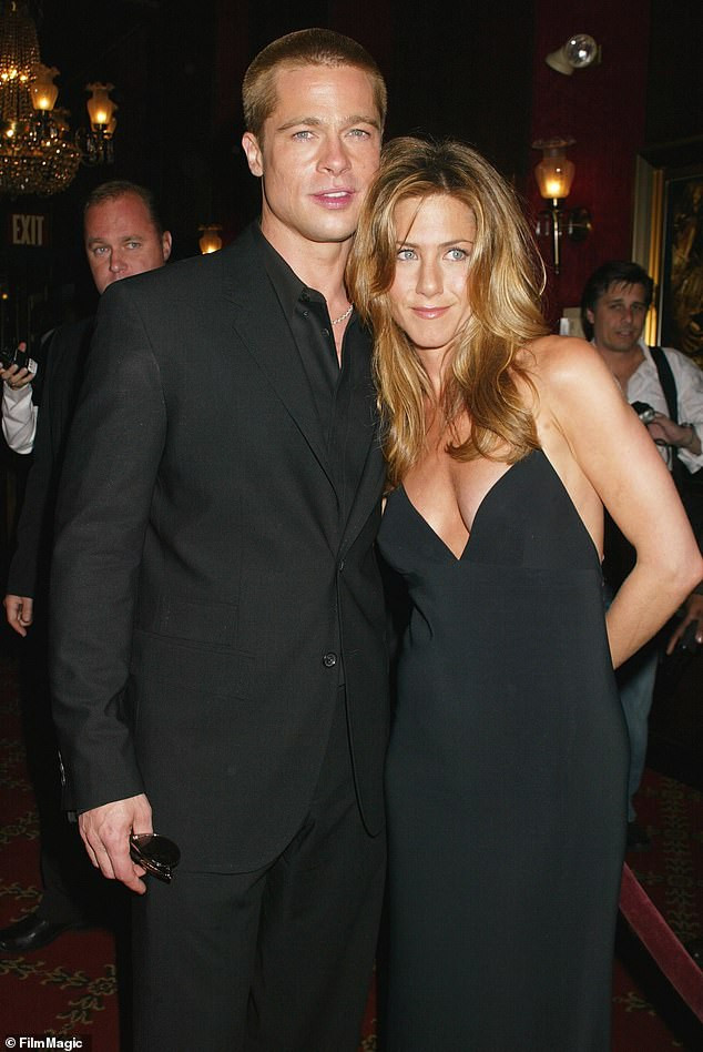 Brad Pitt ở bên vợ cũ Jennifer Aniston vào dịp sinh nhật, Giáng sinh ảnh 1