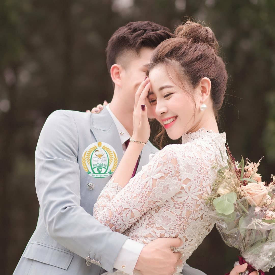 Bạn gái cầu thủ Phan Văn Đức tung ảnh cưới giấu mặt chú rể ảnh 4