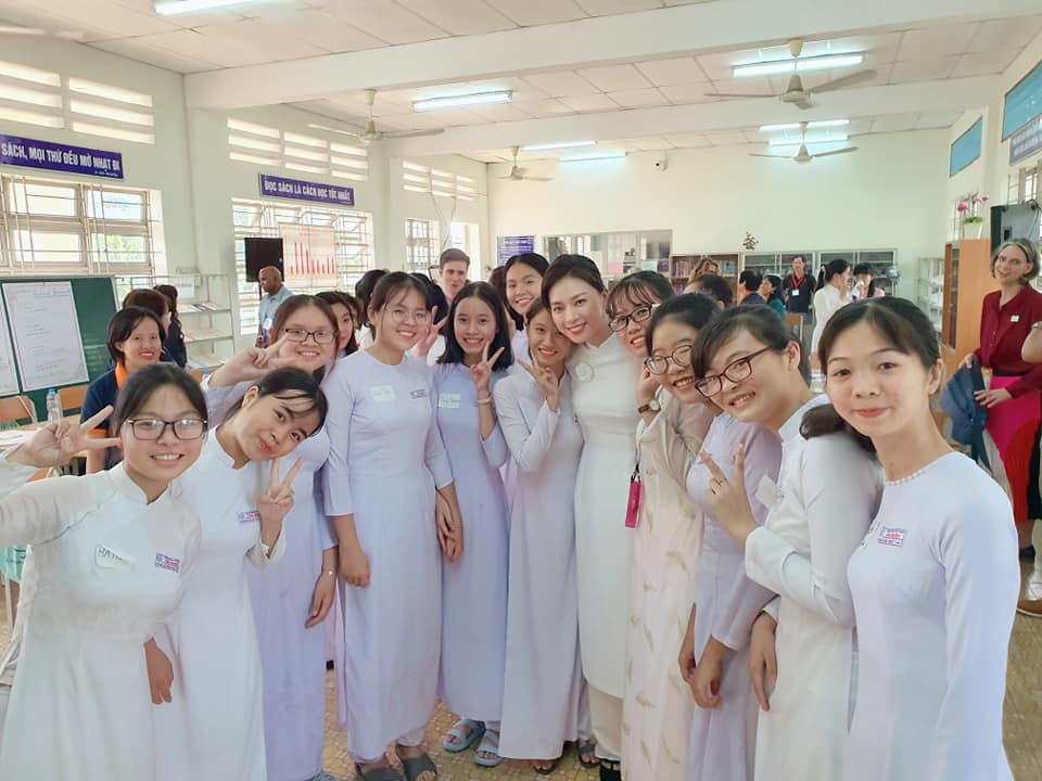 Khoảnh khắc ấn tượng của bà Obama, sao Hollywood gốc Cần Thơ khi đến Việt Nam ảnh 4