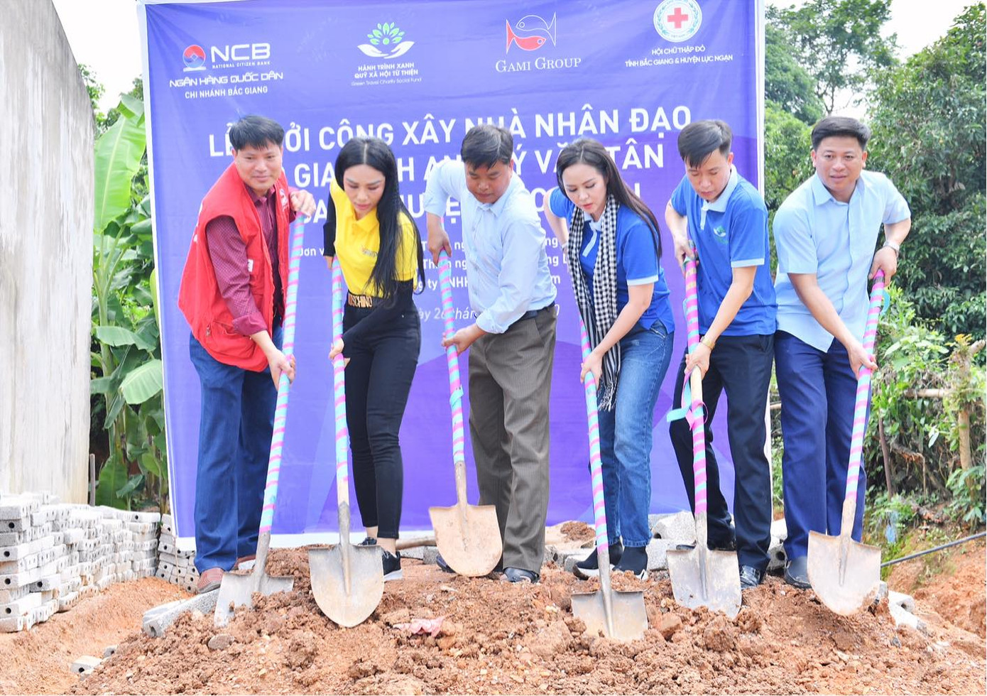 Nữ Doanh Nhân Vũ Phương Thuý giản dị đi khởi công xây dựng nhà nhân đạo ảnh 1